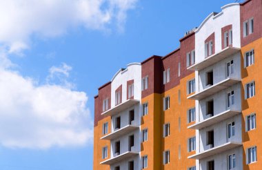 Mavi gökyüzü arka planında inşaat sırasında modern apartman binası