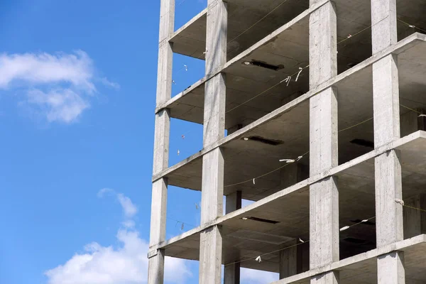 Modern Appartement Betonnen Gebouw Tijdens Bouw Blauwe Lucht Achtergrond — Stockfoto