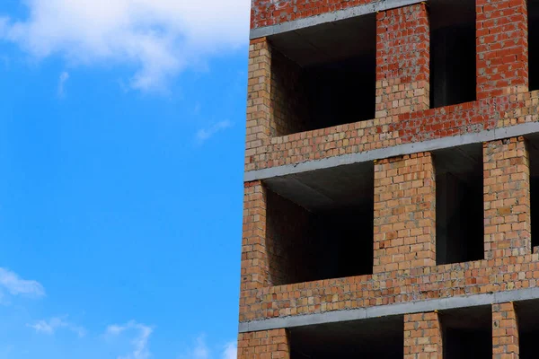 Moderne Wohnung Backsteingebäude Während Der Bauarbeiten Auf Blauem Himmel Hintergrund — Stockfoto