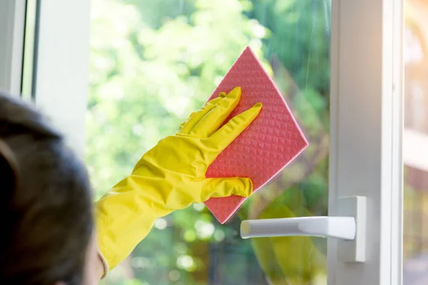 Açık Vinil Pencerenin Temizlenmesi Koruyucu Eldiven Temizlik Bezi — Stok fotoğraf