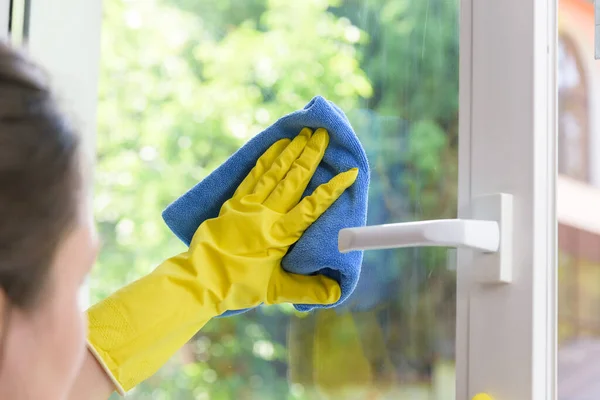 Açık Vinil Pencerenin Temizlenmesi Koruyucu Eldiven Temizlik Bezi — Stok fotoğraf