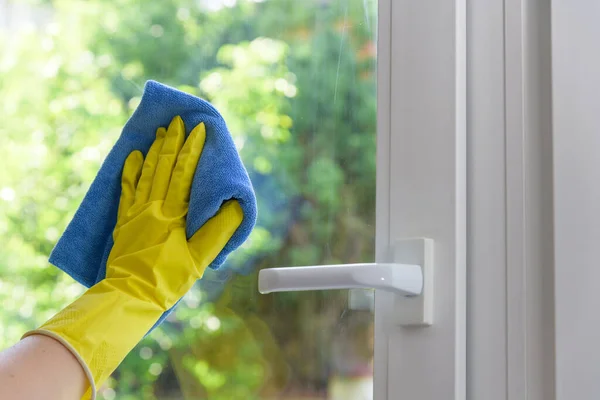 Kapalı Vinil Pencere Temizliği Koruyucu Eldiven Temizlik Bezi — Stok fotoğraf