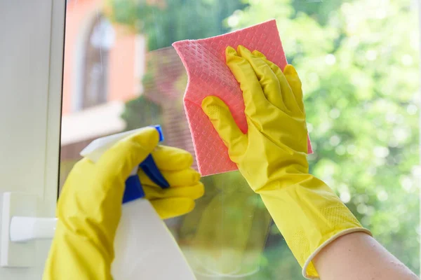 Nettoyage Des Fenêtres Plastique Vinyle Fermées Gants Protecteurs Jaunes Sur — Photo