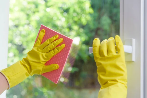 Kapalı Plastik Pencere Temizliği Ellerinde Koruyucu Sarı Eldivenler Temizleme Bezleri — Stok fotoğraf
