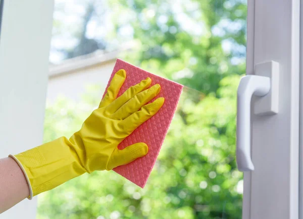 Kapalı Plastik Pencere Temizliği Ellerinde Koruyucu Sarı Eldivenler Temizleme Bezleri — Stok fotoğraf