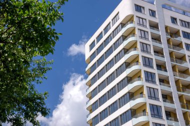 Mavi gökyüzü arka planında modern yeni apartman