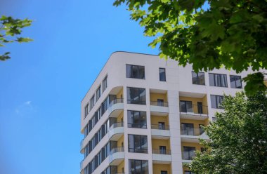 Mavi gökyüzü arka planında modern yeni apartman
