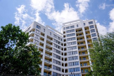 Mavi gökyüzü arka planında modern yeni apartman