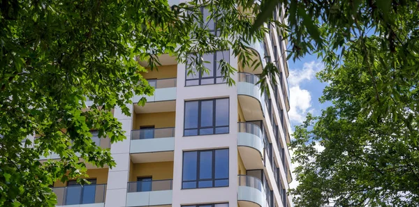 Mavi gökyüzü arka planında modern yeni apartman