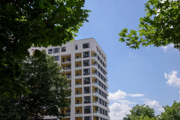 Moderno Novo Prédio Apartamentos Fundo Céu Azul — Fotografia de Stock