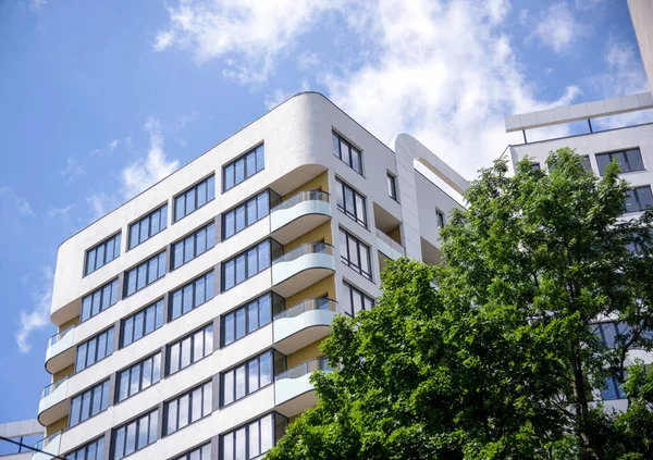 Moderno Novo Prédio Apartamentos Fundo Céu Azul — Fotografia de Stock