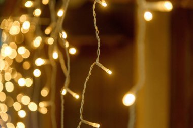 Noel ışıkları Bokeh efektiyle ayarlandı. Güzel Noel etkinliği arka planı.