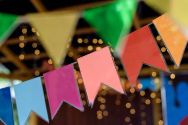 Bokeh ışıkları arka planında çocuk etkinliği için Bunting DIY parti kağıdı bayrakları.