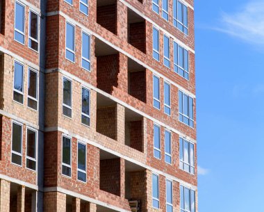 inşaat alanındaki modern apartman