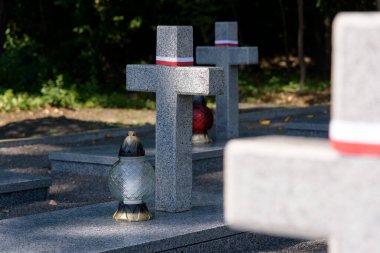 Polonya-Sovyet Savaşı 'nın anısına Ukrayna' daki Zadvirya tren istasyonu yakınlarındaki Polonya askeri anıtında (Zadworze) çapraz mezar