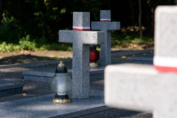 Polonya-Sovyet Savaşı 'nın anısına Ukrayna' daki Zadvirya tren istasyonu yakınlarındaki Polonya askeri anıtında (Zadworze) çapraz mezar