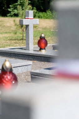 1920 Polonya-Sovyet Savaşı anısına, Ukrayna 'daki Zadvirya tren istasyonu yakınlarındaki Polonya askeri anıtında haç üstüne mezar. Boşluğu kopyala.