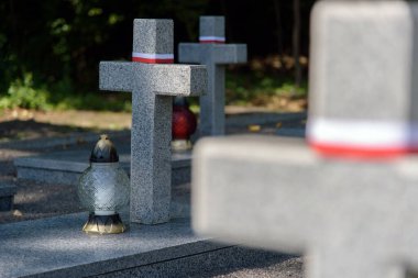 1920 Polonya-Sovyet Savaşı anısına, Ukrayna 'daki Zadvirya tren istasyonu yakınlarındaki Polonya askeri anıtında haç üstüne mezar. Boşluğu kopyala.