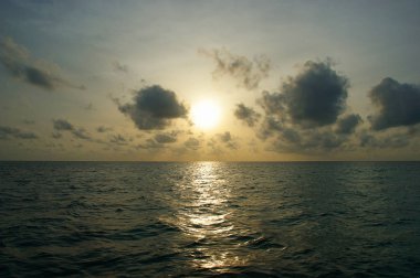 Okyanus gün batımında. Günbatımı denizde.