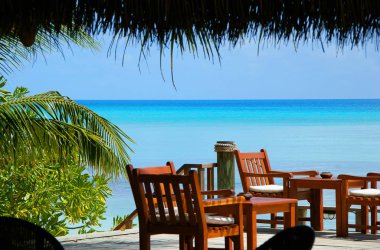 Turkuaz deniz lagün tropikal Maldivler Island mavi gökyüzü ile güzel manzaraya. Doğa tatil tatil arka plan kavramı. Muhteşem yeşil demir woods, palm, Bahçe mobilyaları ve mavi suları.