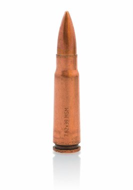 Gölge yansıması ile beyaz arka plan üzerinde izole 7.62 mm kalibre mermi. Unfired mühimmat assault tüfekler için Ak-47 Kalaşnikof, Çekoslovak Vz. 58 severim. 7,62 mm kurşun