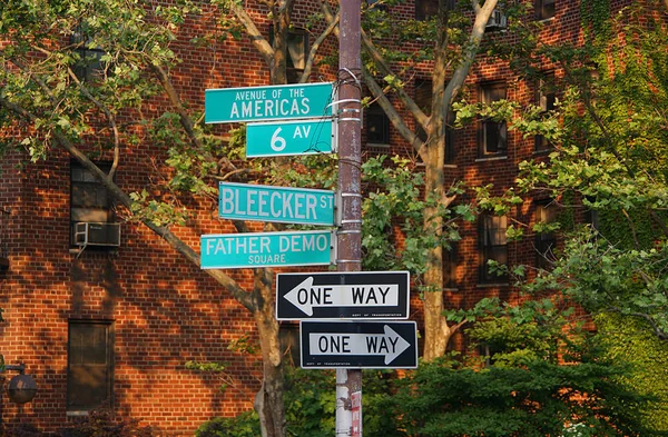 アメリカ大陸 アベニュー Blecker 父のデモ広場 マンハッタン ニューヨーク市 アメリカ合衆国の背景の木の建物および一方通行矢印の方向の通りの道路標識 2009 — ストック写真