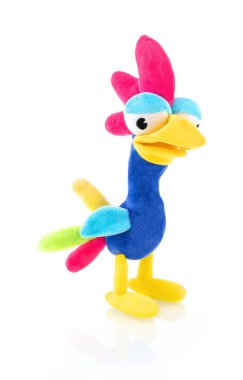 Tavuk plushie bebek gölge yansıması ile beyaz arka plan üzerinde izole. Horoz peluş oyuncak kukla beyaz zemin üzerinde. Şirin gökkuşağı renkli doldurulmuş kuş oyuncak.