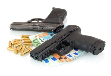 Silahlar, para, gölge yansıması ile beyaz arka plan üzerinde izole mermi. Soyguncu, terörist, gangster, satıcı, hırsız, hitman, suikastçı etkinlik kavramı. Tabanca, para, mermi duvar kağıdı.