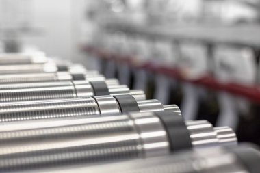 Kalıp döner baskı makinesinde kesme için Manyetik silindirler dizilmiş. Flexo döner kesim için manyetik silindir. Manyetik rulo ve satır içi makine arka planda tuşuna basın. Silindir kesim kalıpları için.