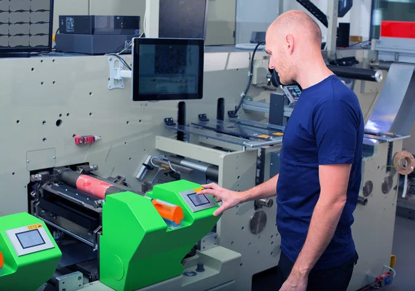 Lavoratore Accanto Alla Macchina Stampa Inserisce Dati Premendo Touch Screen — Foto Stock