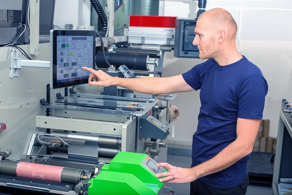 Trabalhador Lado Máquina Impressão Insere Dados Pressionando Tela Sensível Toque — Fotografia de Stock