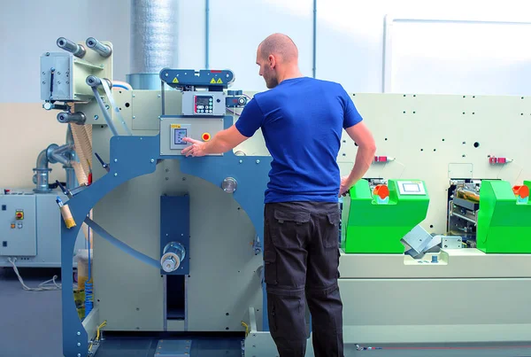 Trabalhador Lado Máquina Impressão Insere Dados Pressionando Tela Sensível Toque — Fotografia de Stock