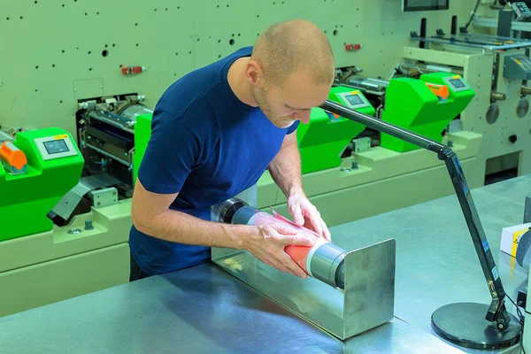 Trabajador Fábrica Impresión Pie Junto Máquina Flexográfica Preparando Placa Alivio —  Fotos de Stock