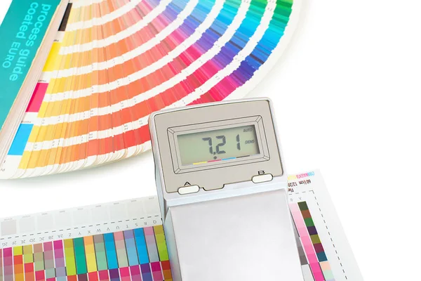 Печатные Цветные Образцы Измерителем Плотности Направляющей Краски Изолированы Белом Фоне — стоковое фото