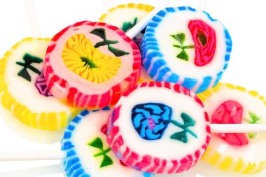 Renkli lolipop çiçek gölge yansıması ile beyaz arka plan üzerinde izole sopa ile.