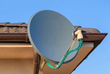 Octo Monoblok dönüştürücü ile ev yerli uydu tv kurulum saçak altında. Konut Tv alıcısı uydu anteni ile düşük gürültü blok downconverter (Lnb). Uydu çanak anten.