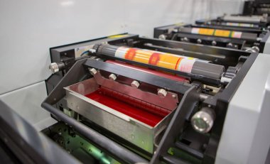 Bir mürekkep tepsisi, seramik anilox rulo, Doktor blade ve polimer kabartma tabak ile yazdırma bir silindir fleksografik baskı makinesi üzerinde sıkışmış. Satır içi basın makine. Rotary veya Flexo baskı makinesi.