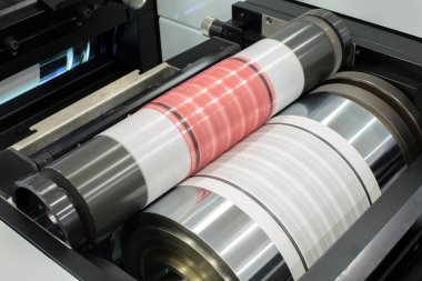 Satır içi flexography yazdırma işlemi makine tuşuna basın. Fotopolimer plaka üzerinde baskı silindir sıkışmış, substrat plaka ve mürekkep aktarmak için izlenim silindir arasında sandviç olduğunu.
