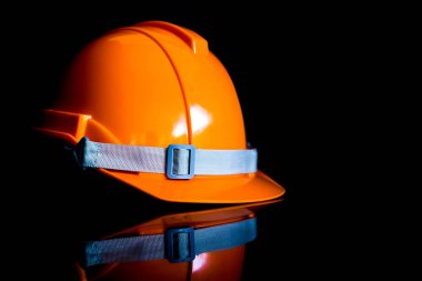 Emanet kask siyah arka planlar mühendis ve Sanayi ve İnşaat tarafından kullanılır.