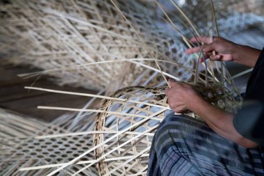 El dokuması sepeti, yerel topluluk Kuzey Tayland.
