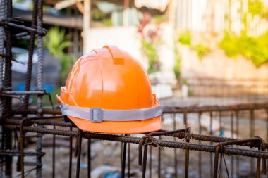 Kask, açık çalışan mühendis, giyen turuncu kask, kopyalama alanı.