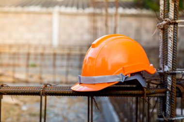 Kask, açık çalışan mühendis, giyen turuncu kask, kopyalama alanı.