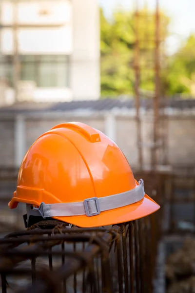 Kask, açık çalışan mühendis, giyen turuncu kask, kopyalama alanı.