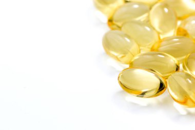 Sağlıklı vitaminler, Omega 3, izole edilmiş, beyaz bir arka planı var, boşluğu kopyala.