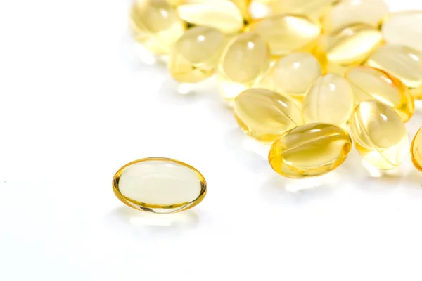 Sağlıklı vitaminler, Omega 3, izole edilmiş, beyaz bir arka planı var, boşluğu kopyala.