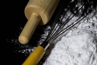 Siyah arka plan üzerine un ve ekmek.