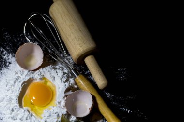 Siyah arka plan üzerine un ve ekmek.