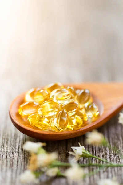 Bir tahta kaşık sağlıklı vitamin.