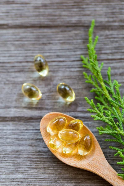 Bir tahta kaşık, sağlıklı vitamin kopyalama alanı.