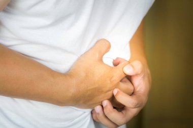 Adam hasta mide ağrısı.